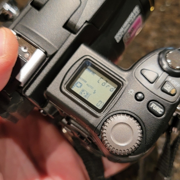 Nikon CoolPix 8700 Digital Camera - Picture 6 of 7